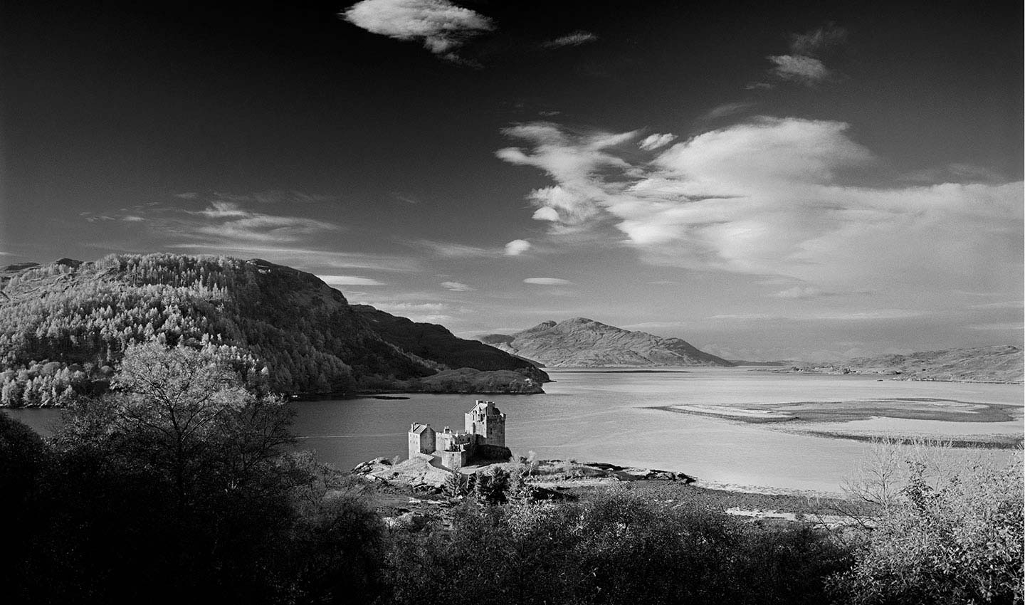 Eilen-Donan-Castle-Scotland-black-and-white-mono-Photographer-Lindsay_Robertson